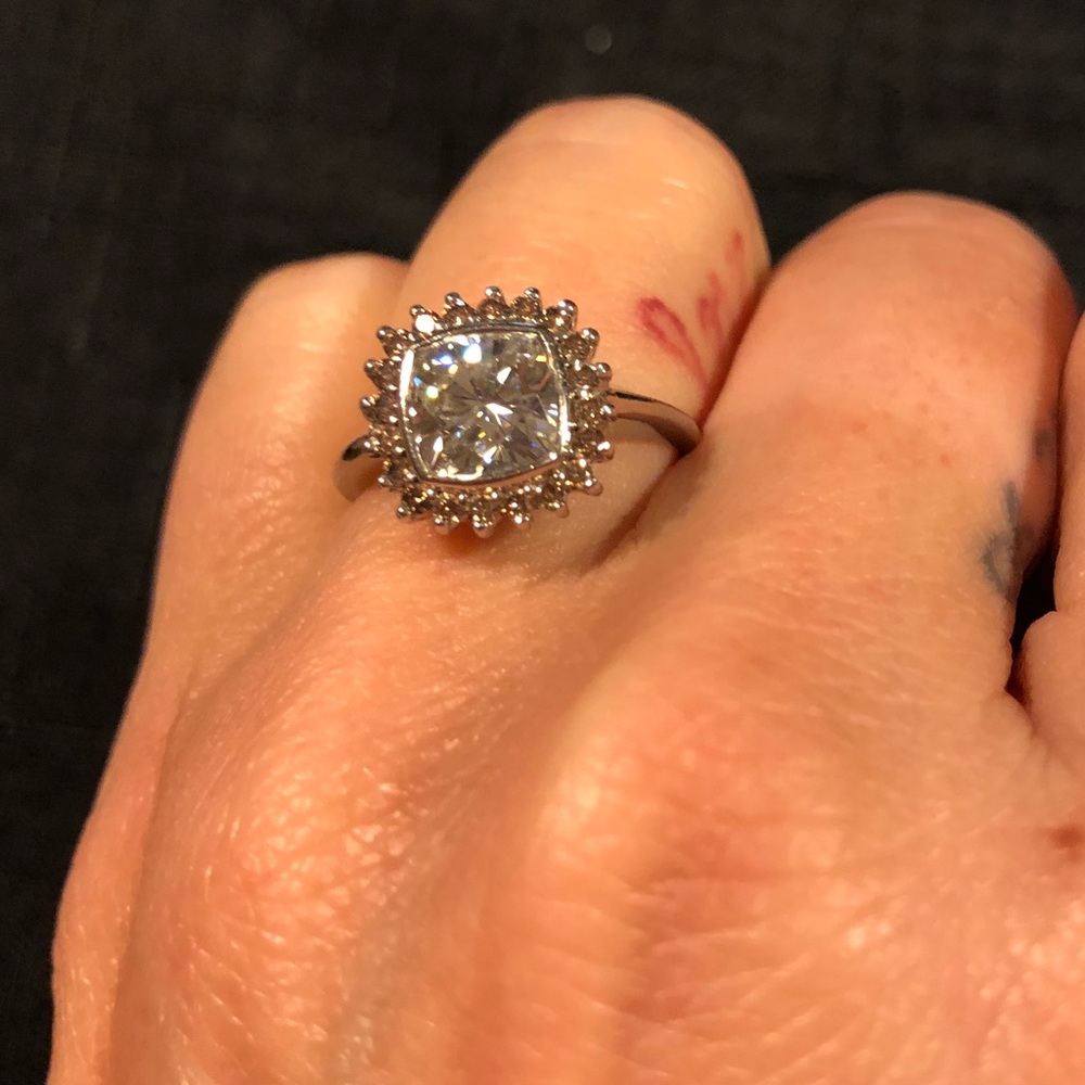 Beautiful halo engagement ring. Sz 6